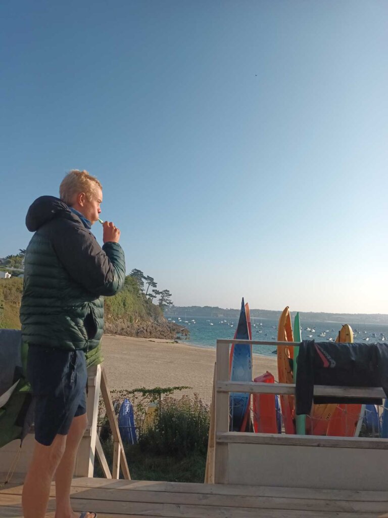 brushing teeth Dougal Glaisher Plage de Bertheaume