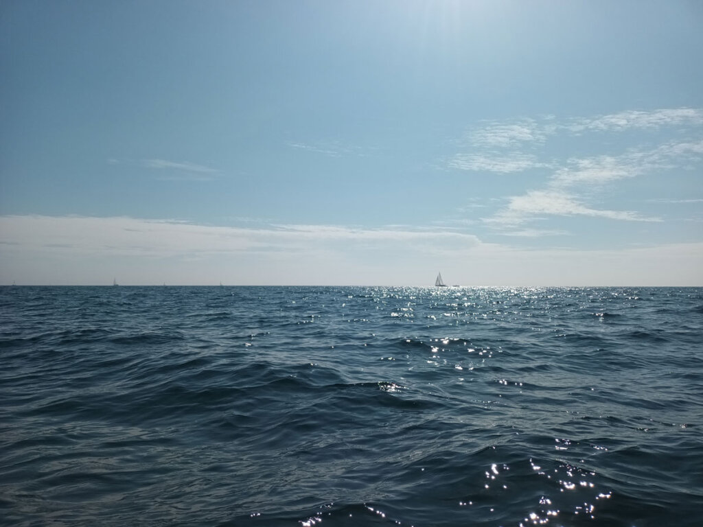 sparkly sea sailing boat